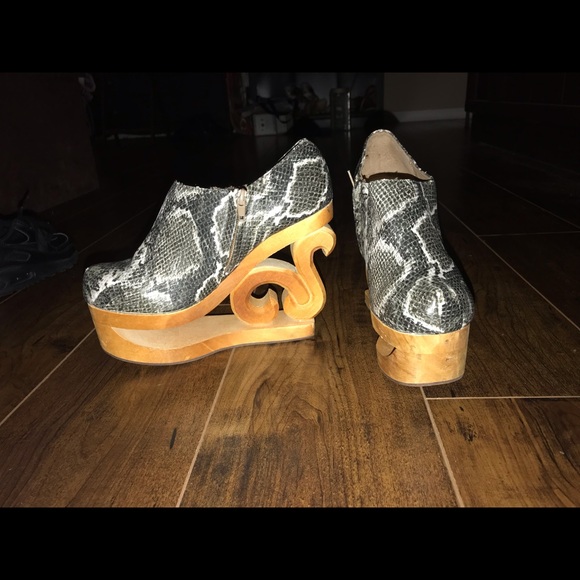 Jeffrey Campbell novelty heels - Picture 3 of 3
